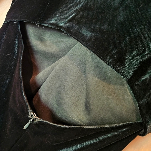 Petal & Pup Lisse Twist Front Long Sleeve Velvet Midi Dress - Emerald - Picture 11 of 15